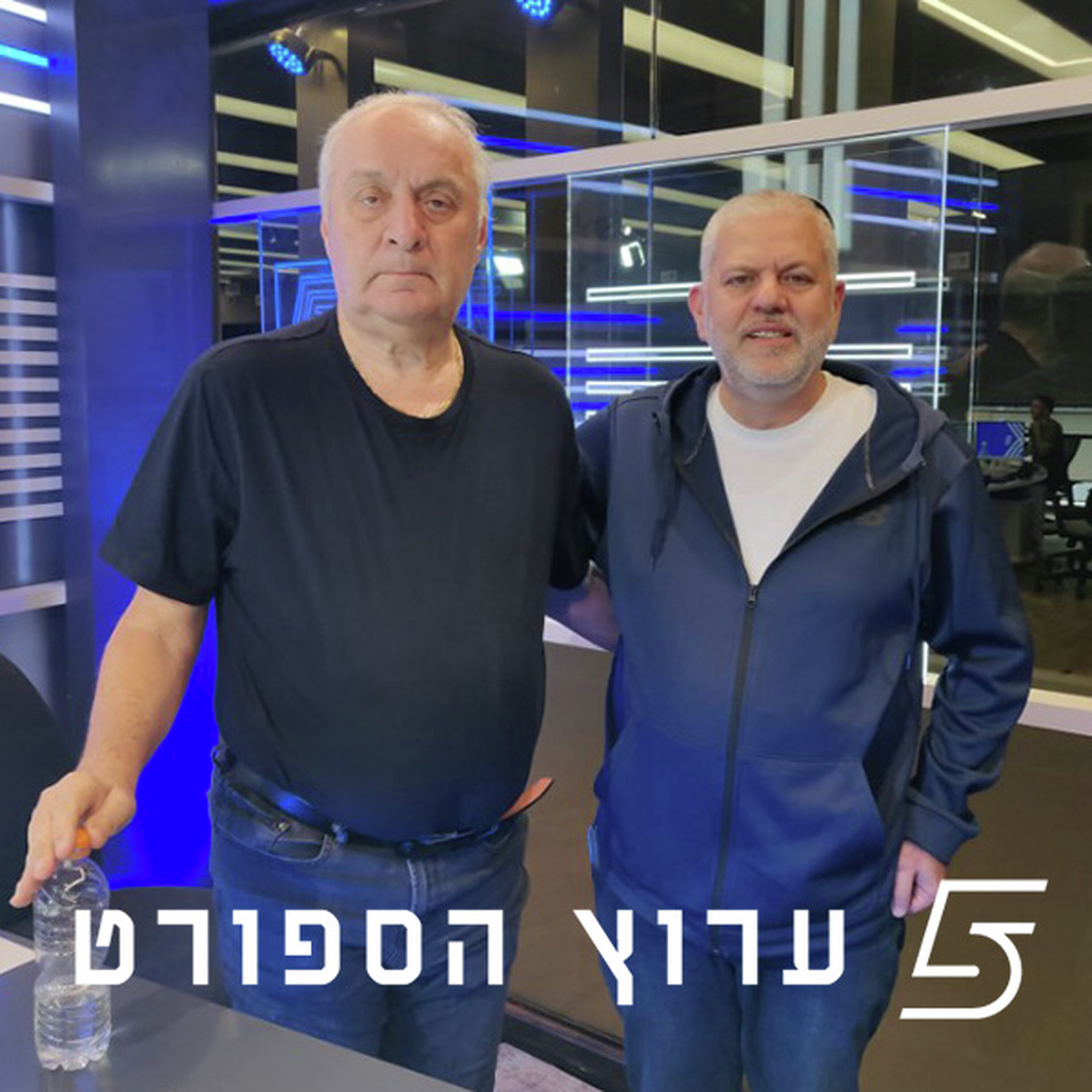 שניים אוחזין בכדור - פרק 49 episode artwork