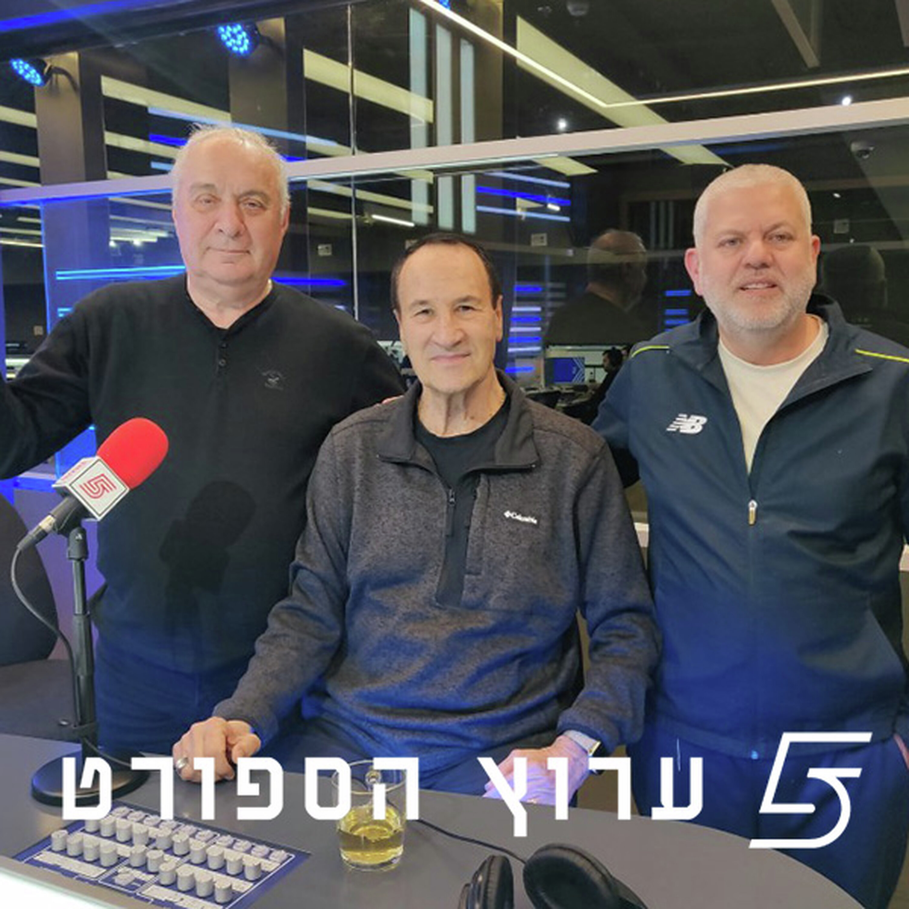שניים אוחזין בכדור - פרק 56 episode artwork