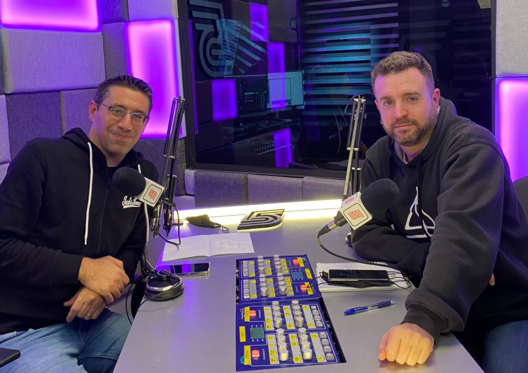 צהוב חיוור ואדום צוהל