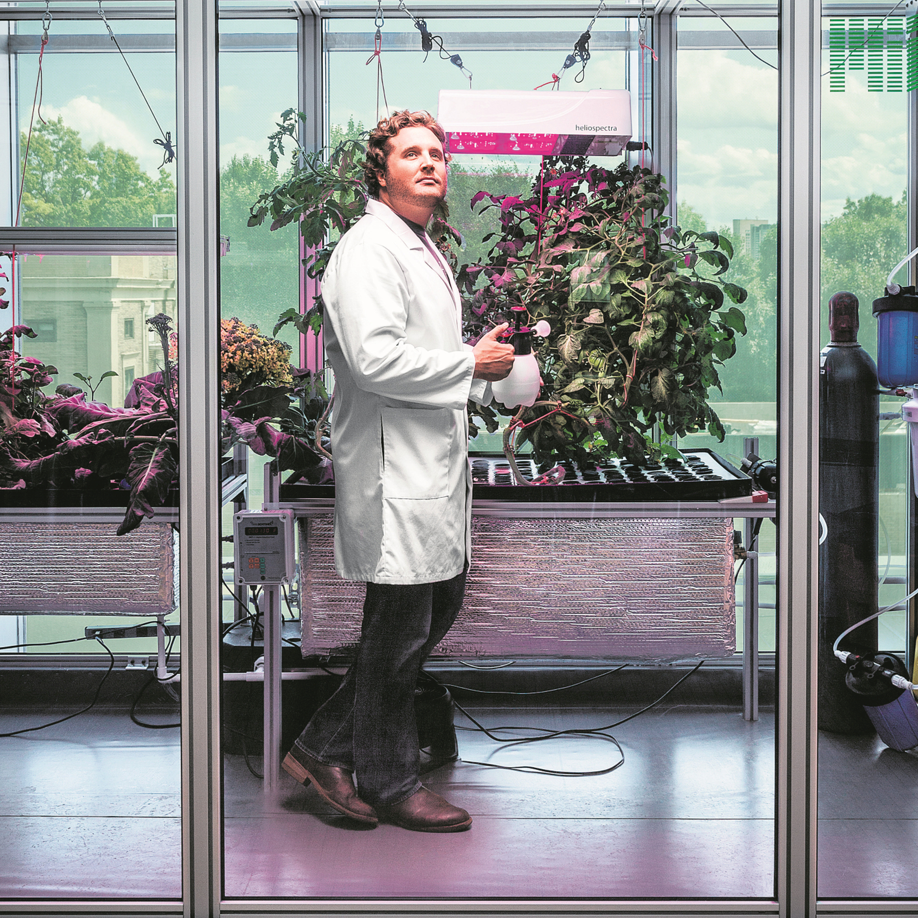 האיש שהבטיח להציל את העולם בעצם עבד על כולם