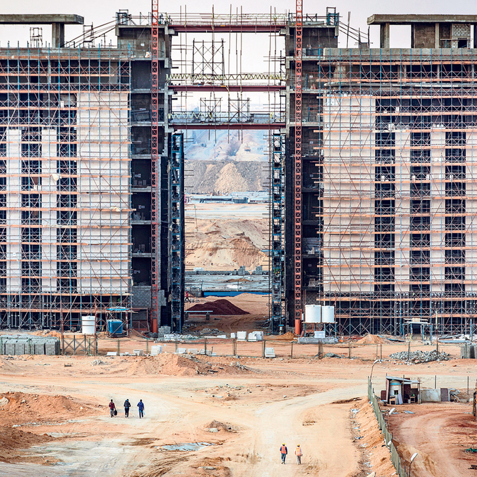 קהיר מקלט: הצצה לעיר הבירה החדשה והמבוצרת שנשיא מצרים מקים במדבר