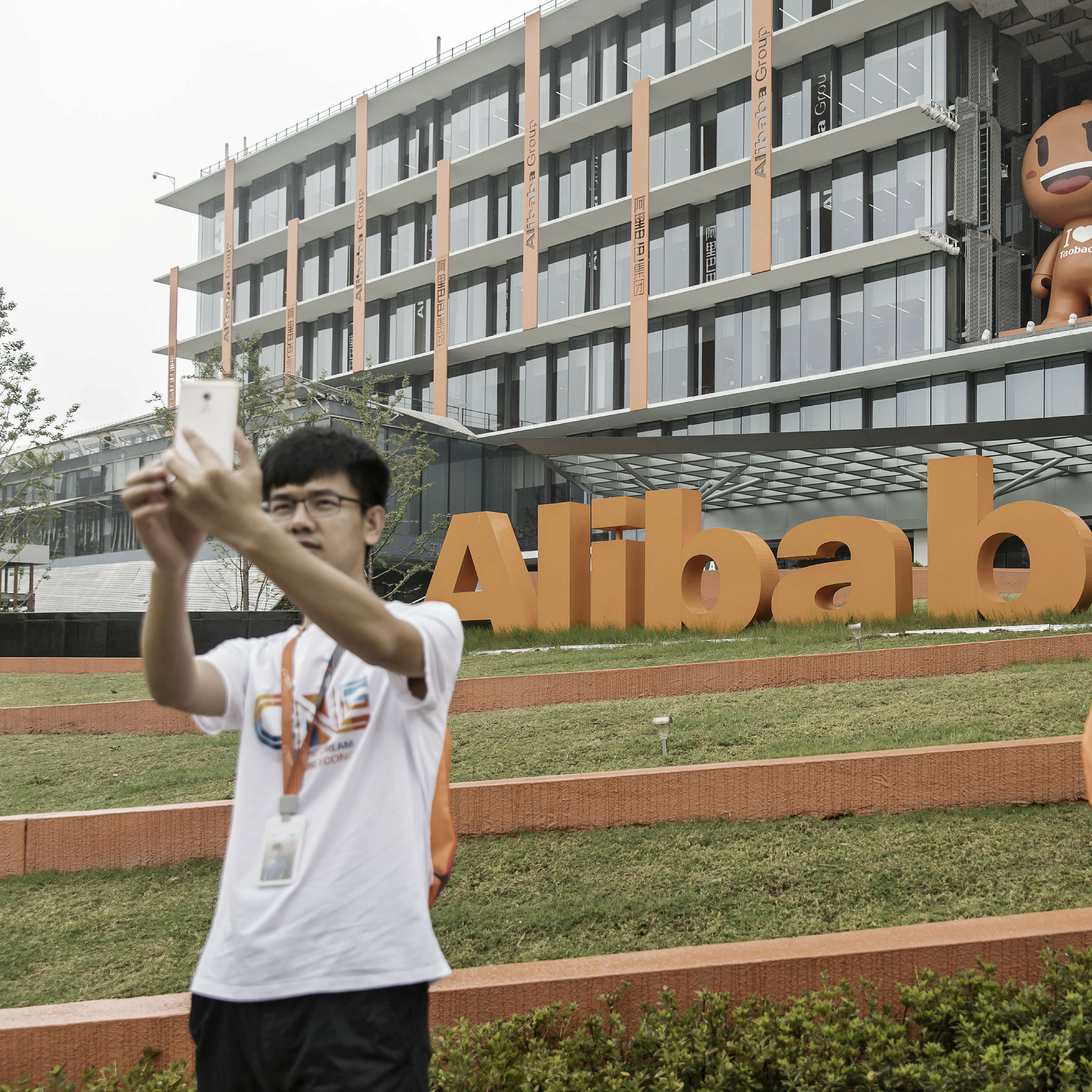 בלב המאפליה של כיסויי הסמארטפון: ביקור נדיר במטה עליבאבא