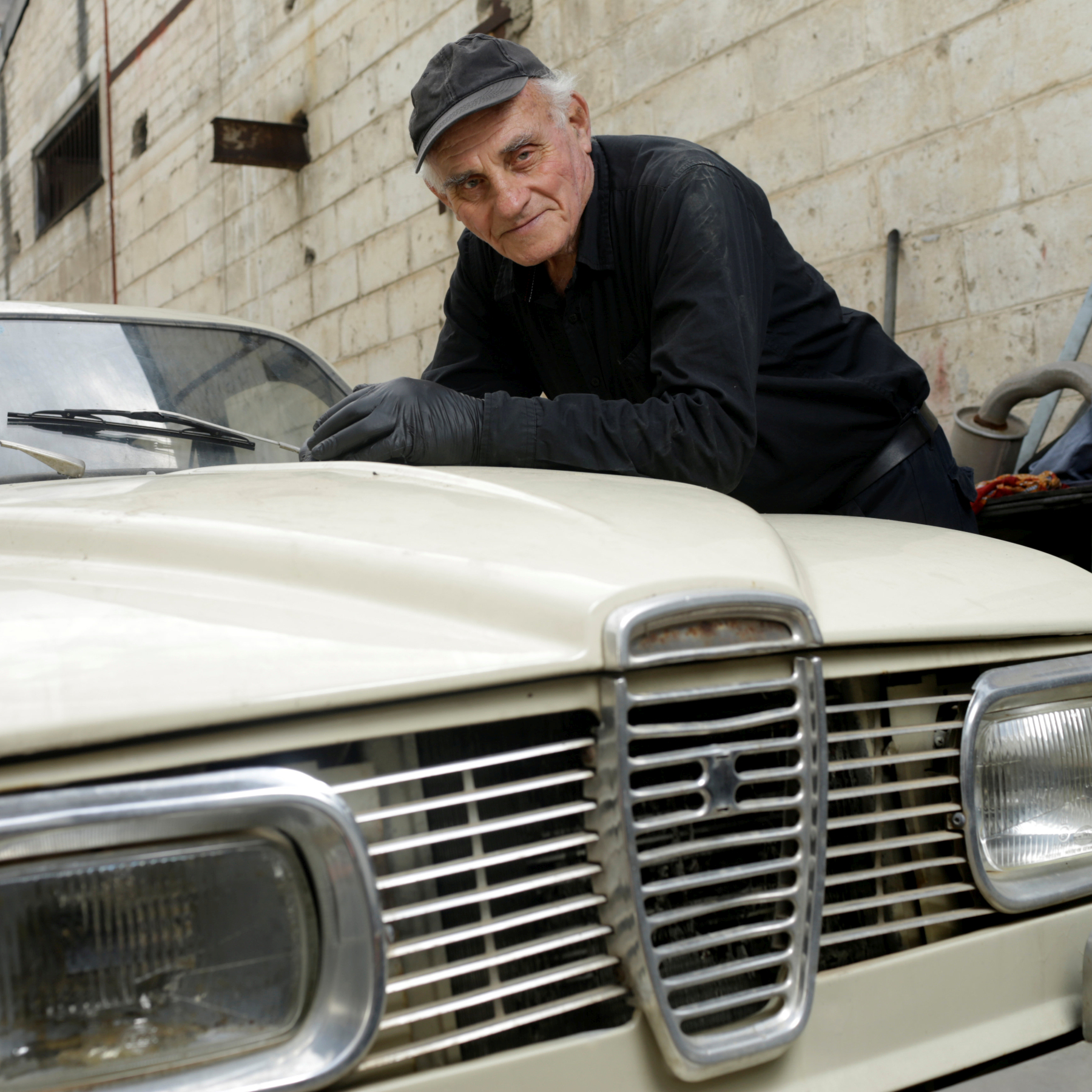 סאאב'לה: אריה גרוסמן הוא האדם היחיד בארץ שעוד מתקן מכוניות סאאב