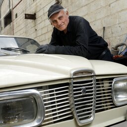 סאאב'לה: אריה גרוסמן הוא האדם היחיד בארץ שעוד מתקן מכוניות סאאב