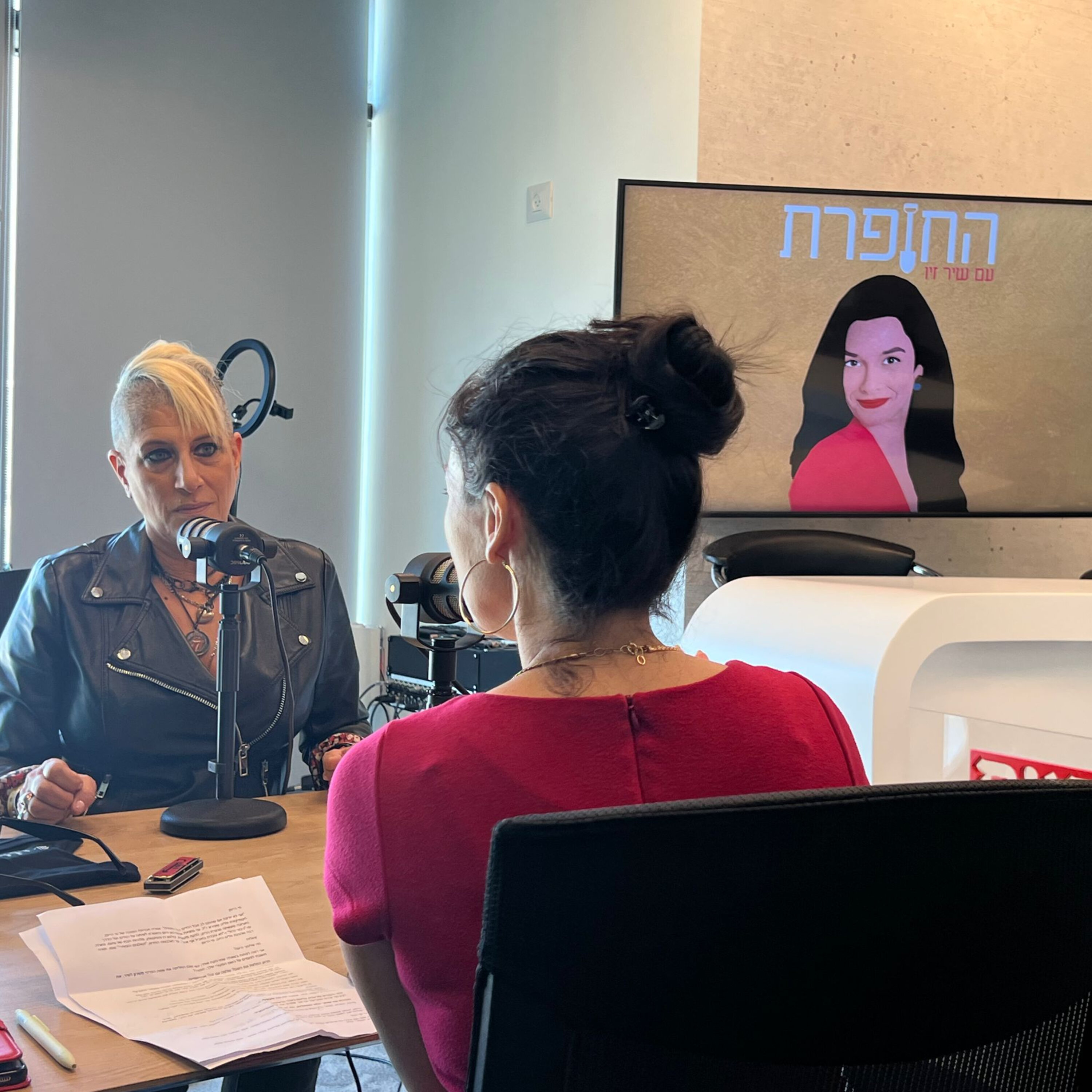 "החופרת" מארחת את סי היימן episode artwork