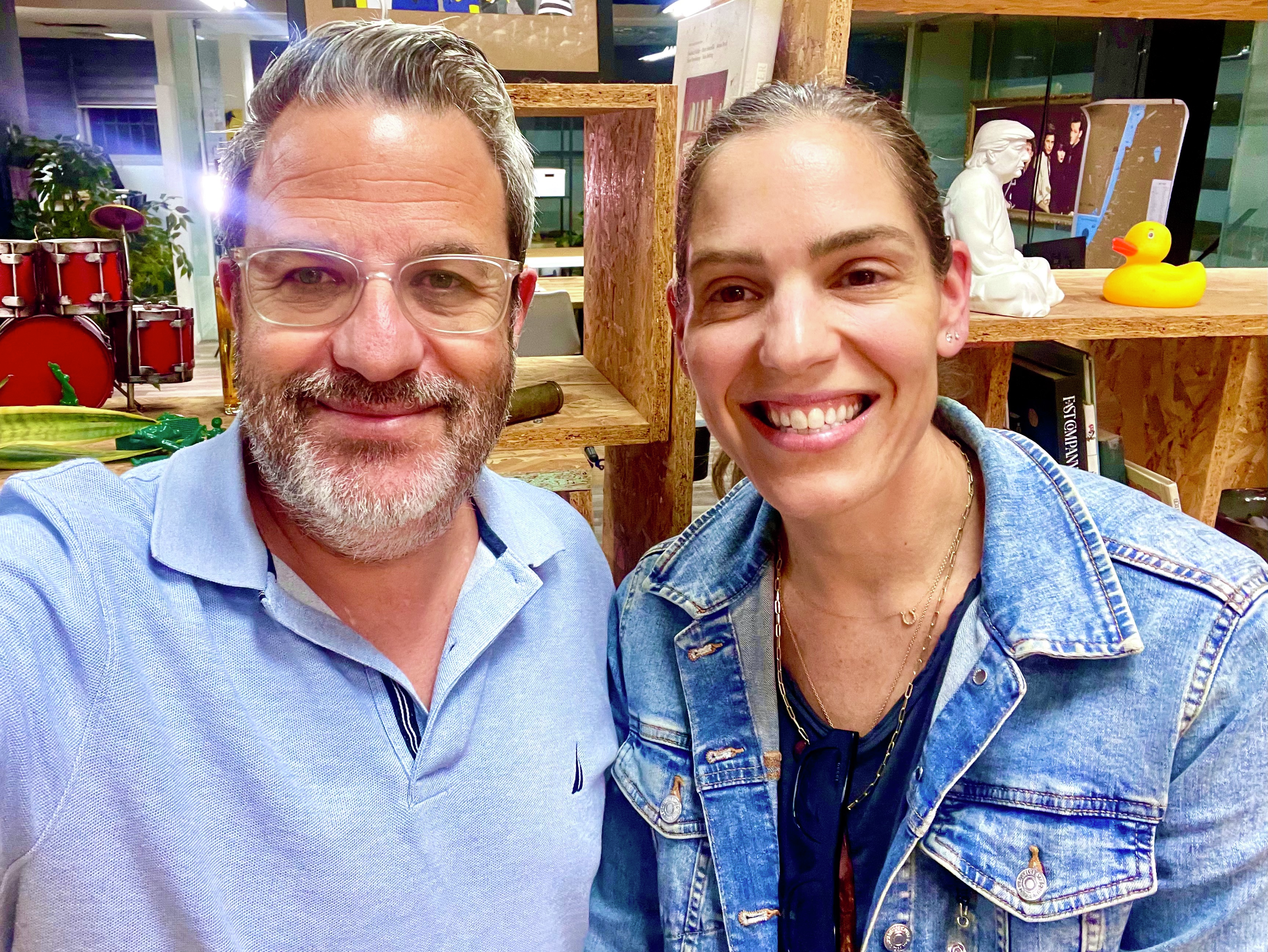 איך יוצרים שפה פרסומית חדשה? פרק 374 עם אדר גורן מנהלת השיווק של ישרכארט