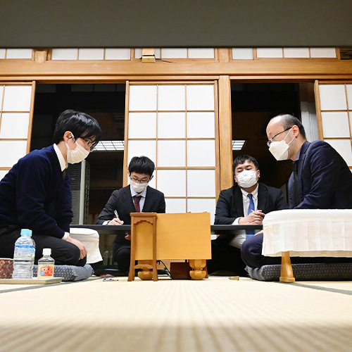 見送る記者は泣いた　華々しさの裏に過酷なプロ棋士の掟
