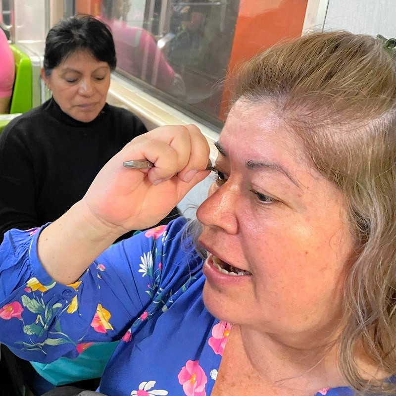 まつげはスプーンで上げる　お菓子ケースは薬入れに　代用品で臨機応変にいこう #923