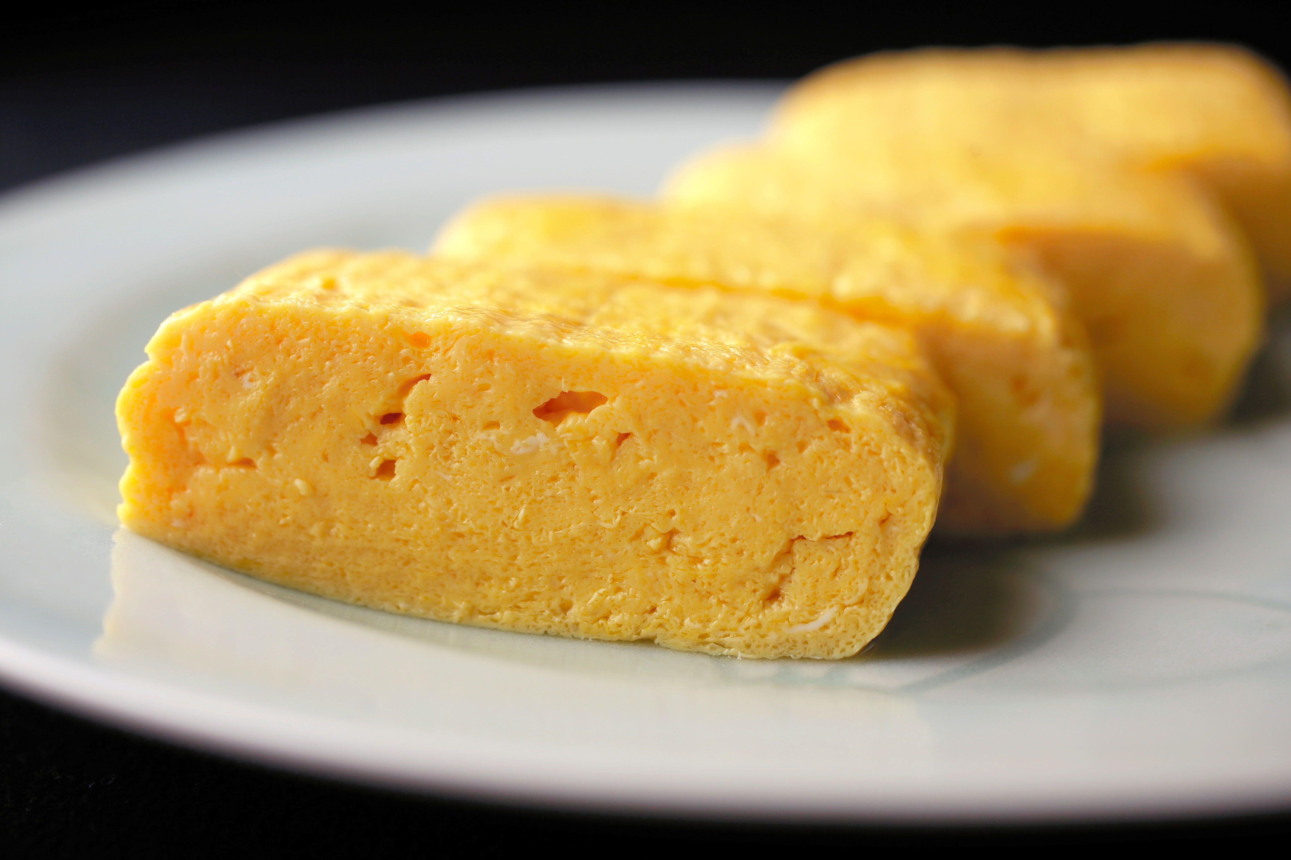 気持ちも和らぐ、だし巻き卵　上達のコツは手首のスナップ #662