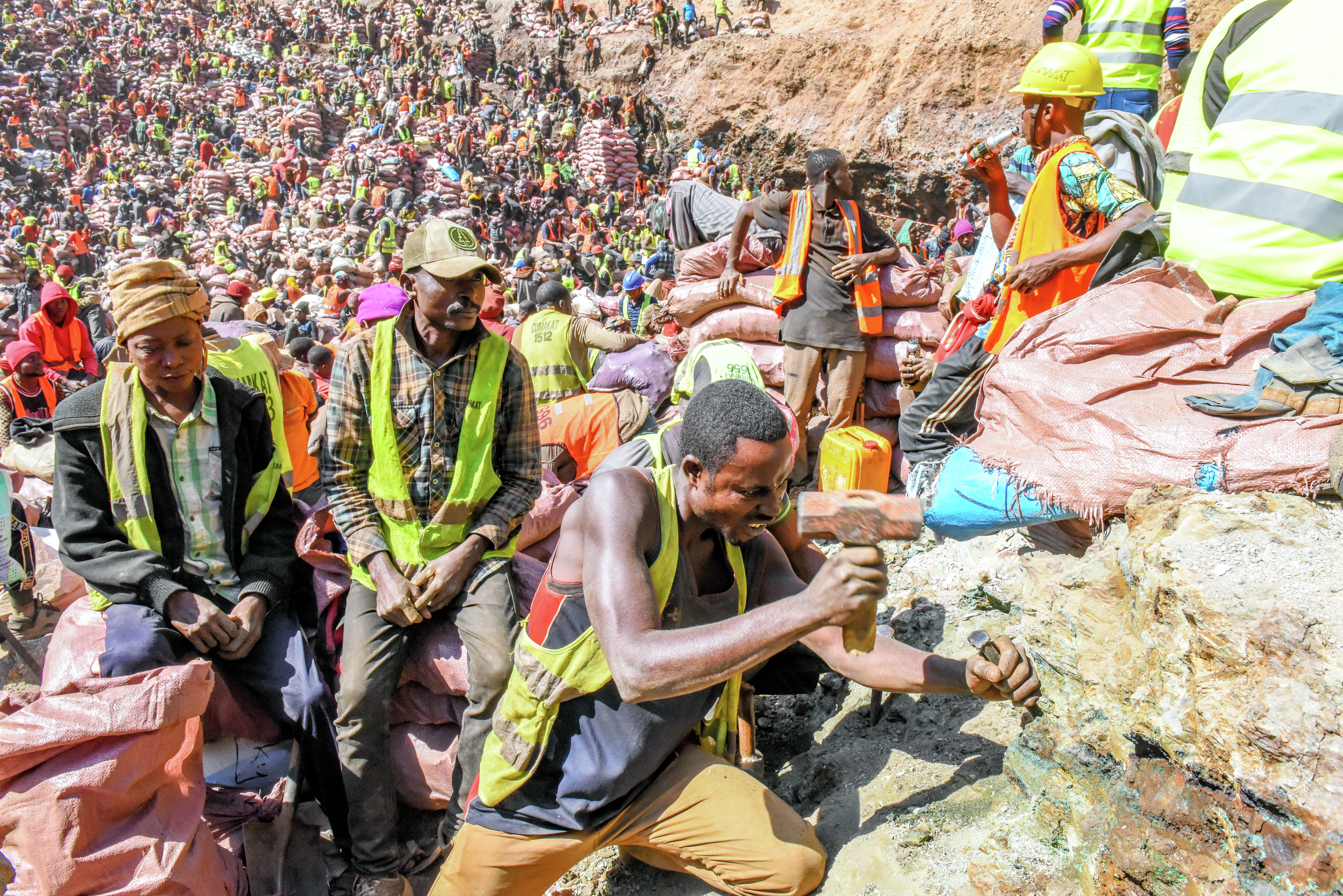 （再）数千人がびっしり…響く金づち　バッテリーの原材料が生まれる現場　コバルト生産の闇（前編） #988
