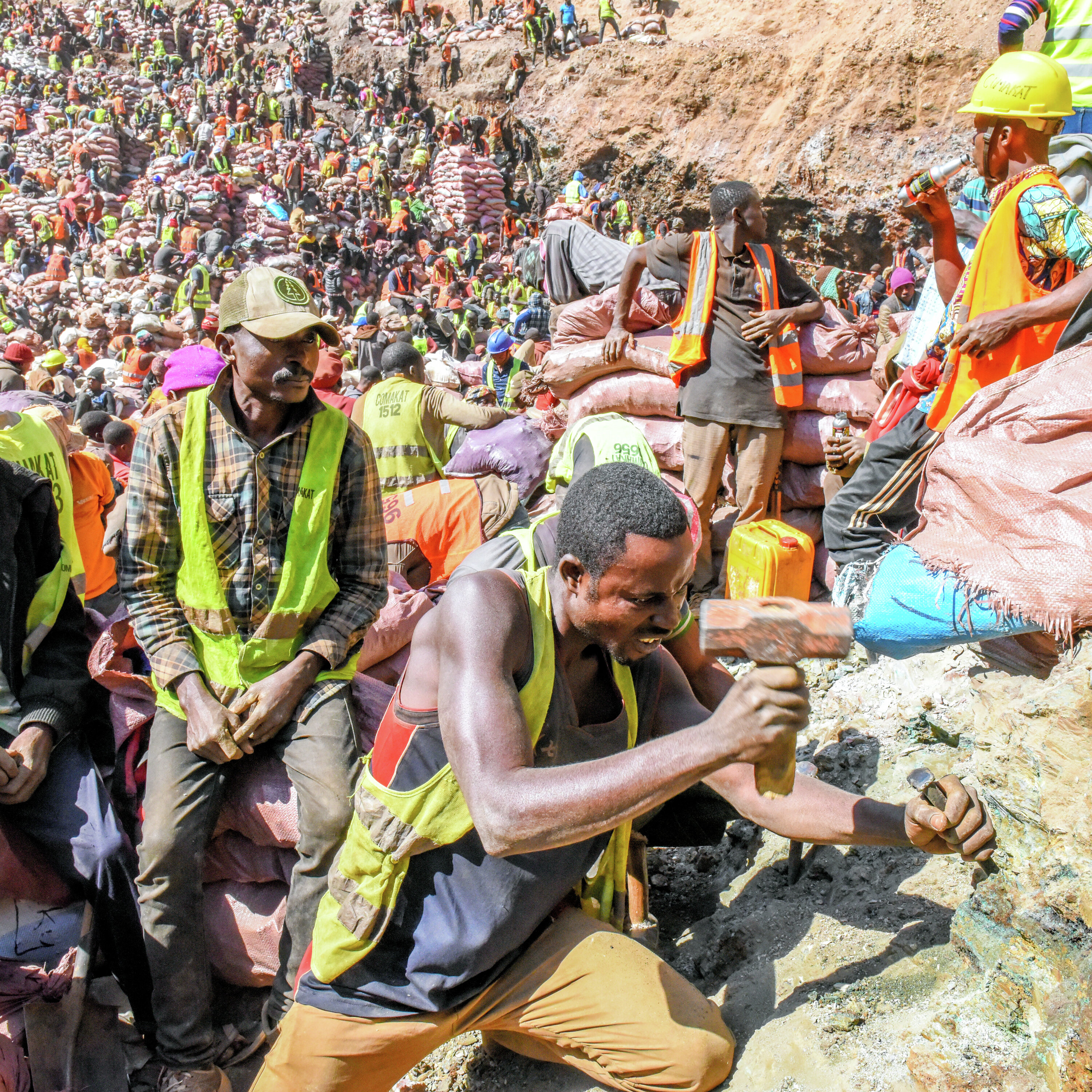 (再)数千人がびっしり…響く金づち バッテリーの原材料が生まれる現場 コバルト生産の闇(前編) #988