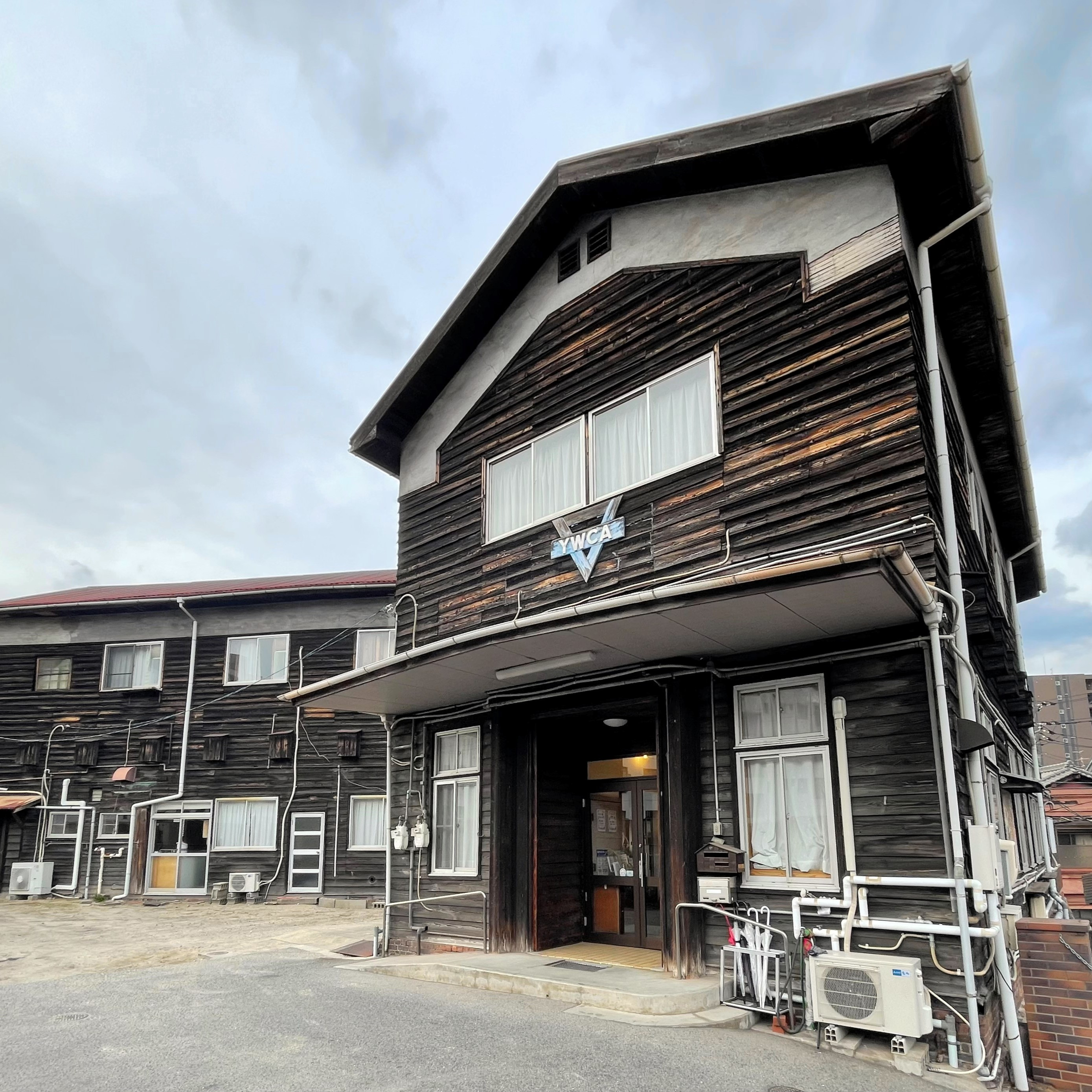 ぐるぐる歩く「二重らせん」の仏堂　居場所の灯、地域でつなぐ　建モノがたり #50-452