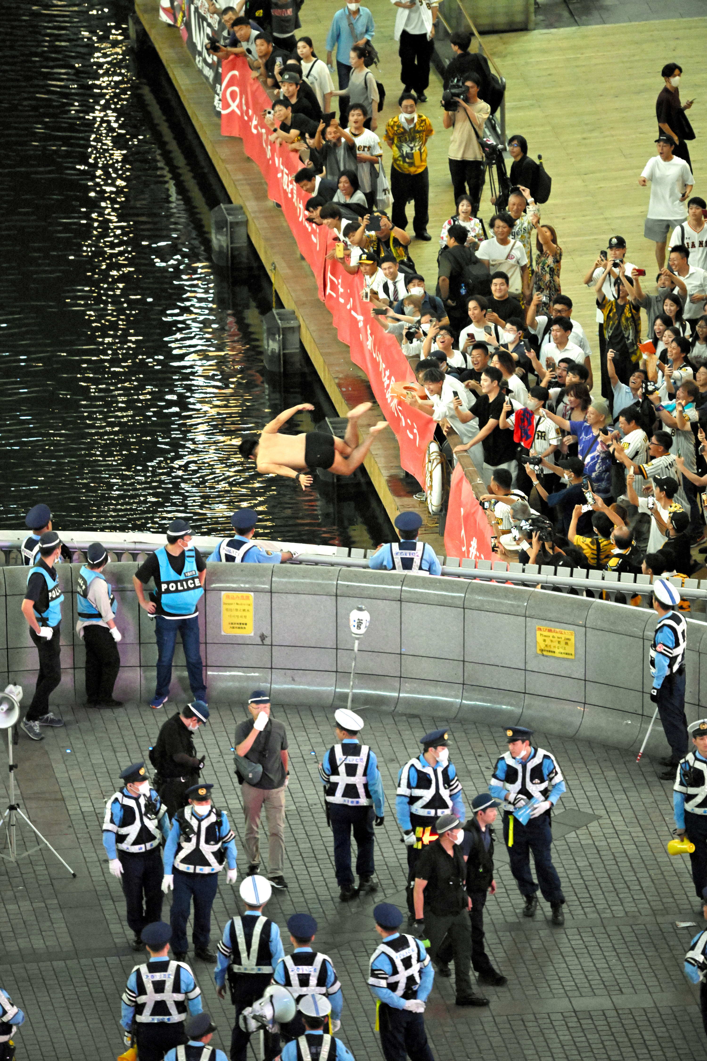 狂乱の道頓堀、歩いて考えた　なぜ関西人は阪神にばかり過熱する　ホンマにアレしてもうた② #1269