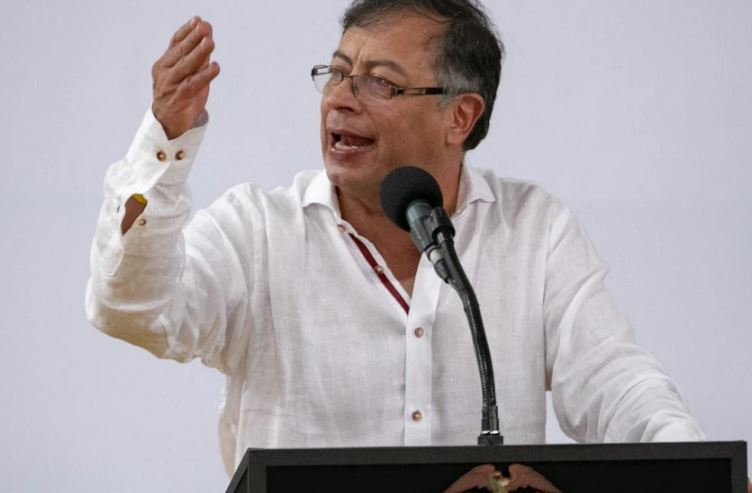Polémicas, reformas y 'twitterazos': los primeros seis meses de Gustavo Petro en el poder