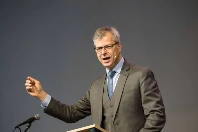 Ron van der Spoel|Worden ze vervolgd, Dan komen ze meteen ten val