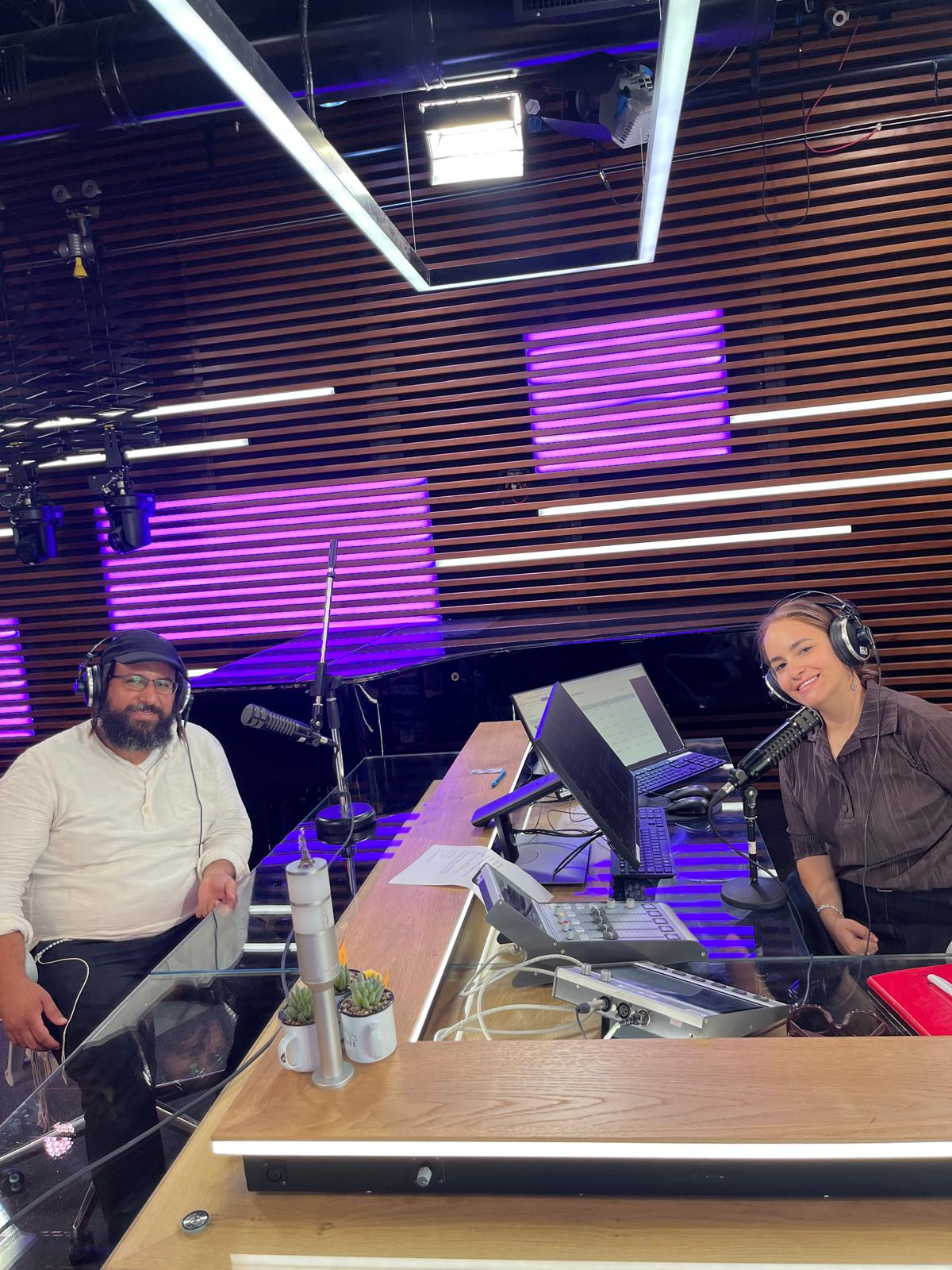 אסתי גרינברג מארחת את אביחי צדוק