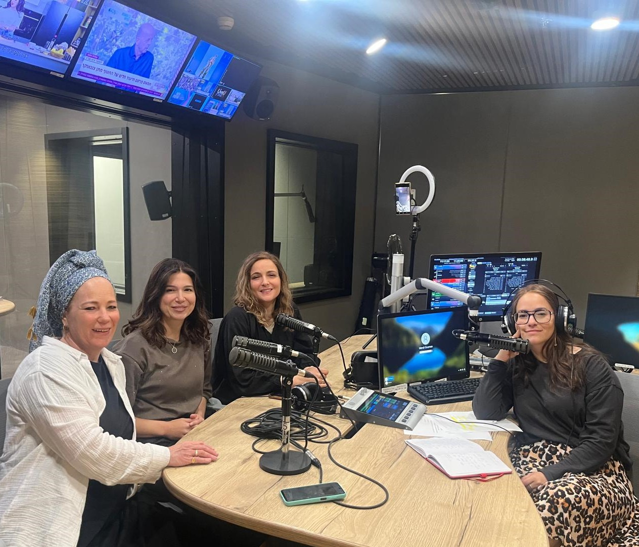 "אחורי הקלעים של התאטרון הנשי חרדי"