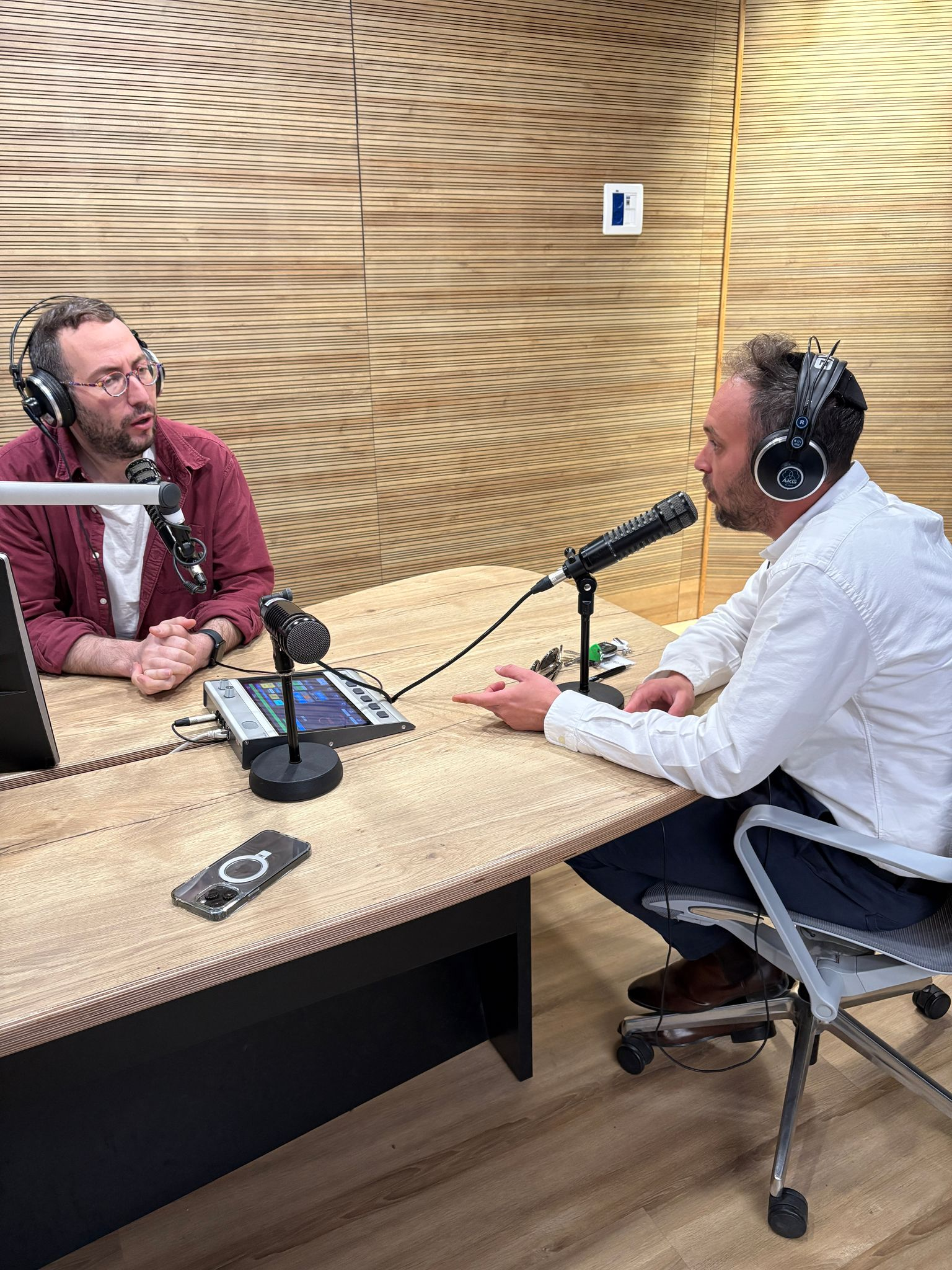 דב אייכלר ושלומי גיל משוחחים על זיכרון השואה