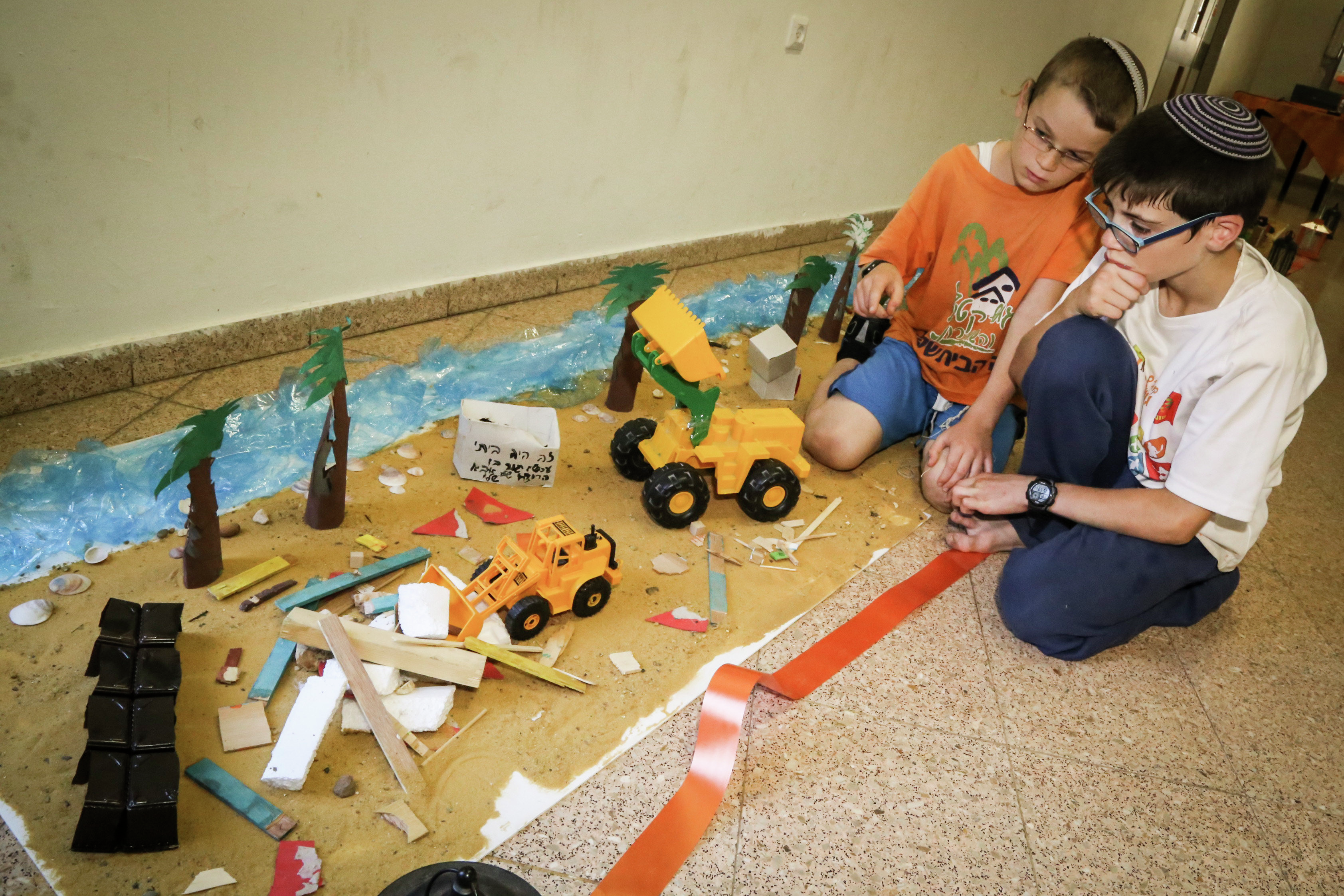 נוער קטיף: דבורה גוטמן-קיציס עם הילדים שעברו הכל