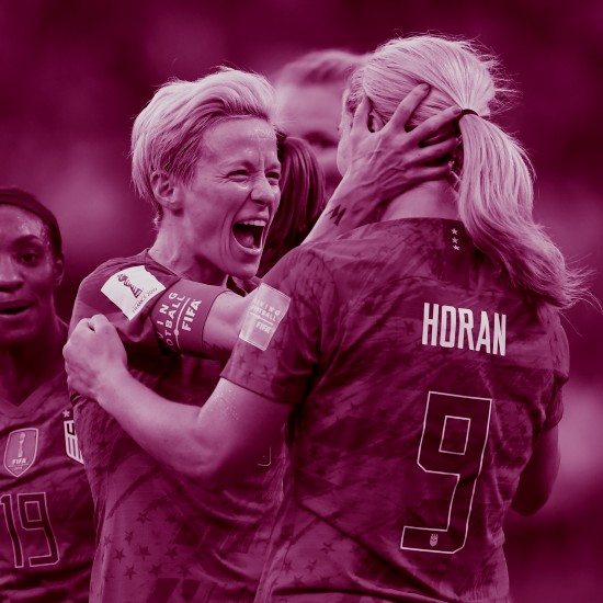 היא אוהבת כדורגל, היא לא מתביישת, יש לה ראש אדיר, היא בחורה כובשת