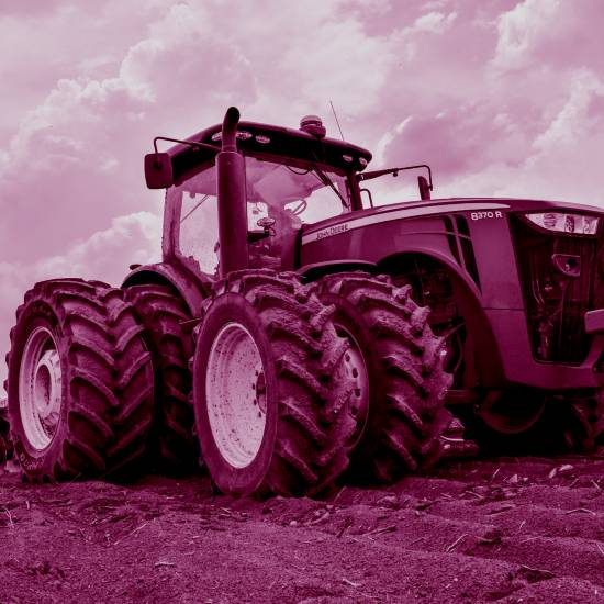 בּוֹאוּ נָא לִרְאוֹת מַהֵר טְרַקְטוֹר בָּא אֶל הֶחָצֵר