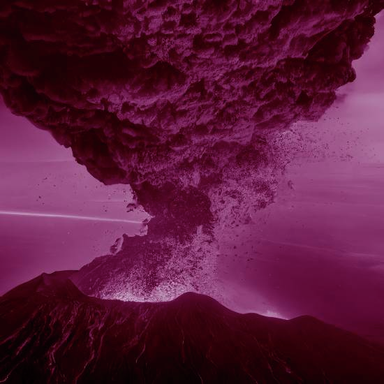 הרי אחת לכל כמה שנים, כך בפרוש כתוב בעיתונים, שוב תתפרץ הלבה מן ההר