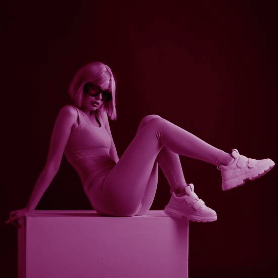 שקר החן הבל היופי איך אני הולך אחריה