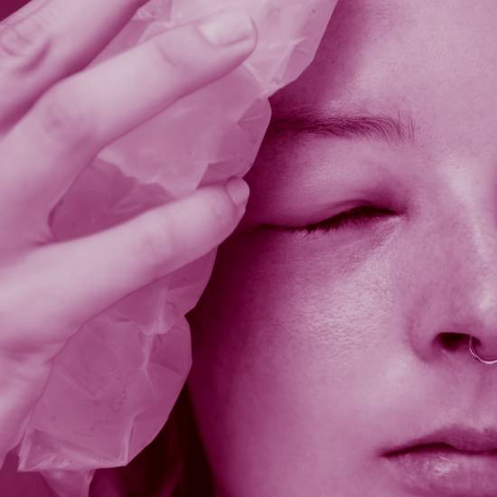 דבורים עוקצות פנים עצובות