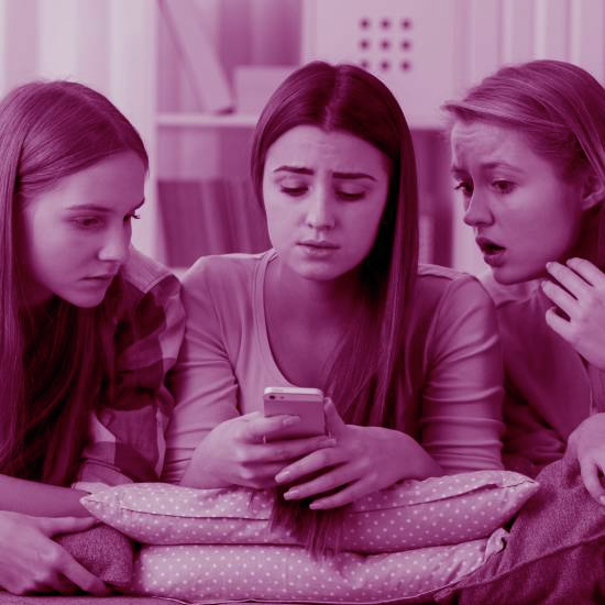 כלואים בחוטים של רשת חברתית