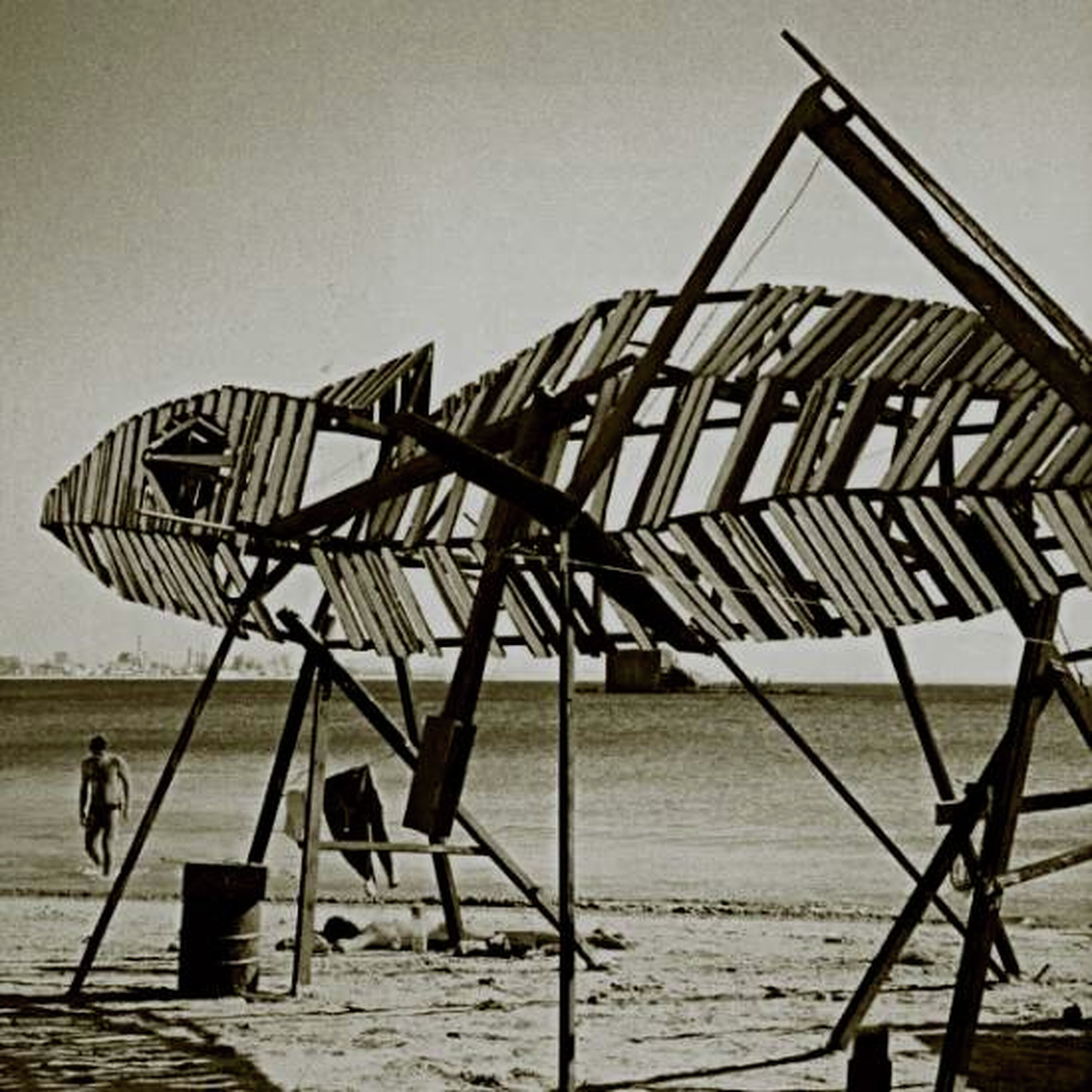 כל הארץ במה – פרק 1