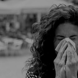 דמעות בעיניים ודימום מהאף