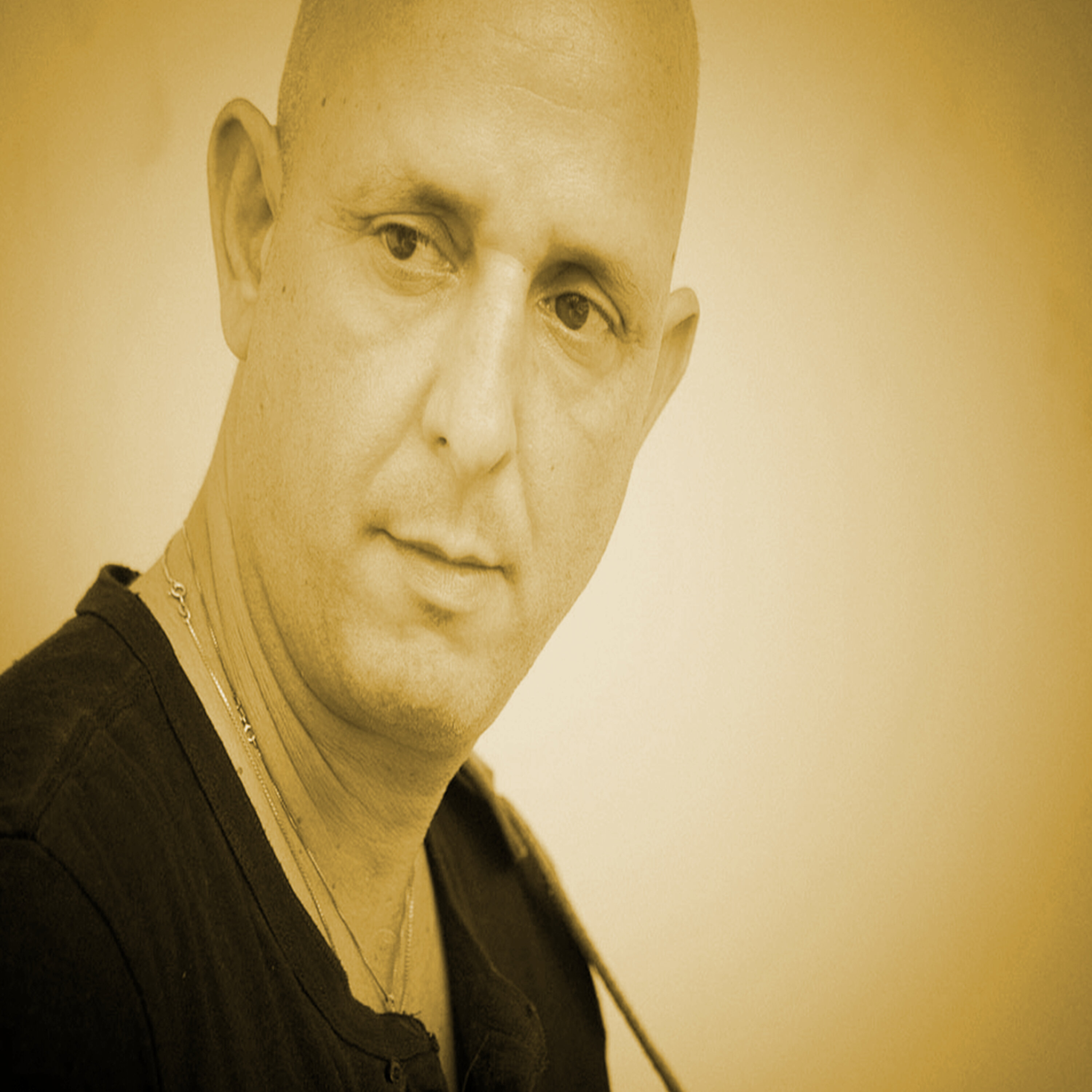 יוני רועה כועס על ההנהגה ומודאג מהמצב במדינה באלבום חדש episode artwork