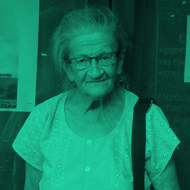 נעמי פולני || "מלכת לול התרנגולים המוזהבים"