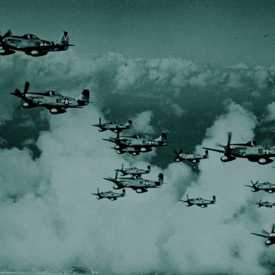 מפציצים בשמי ברלין: הפשיטות האוויריות של סוף המלחמה