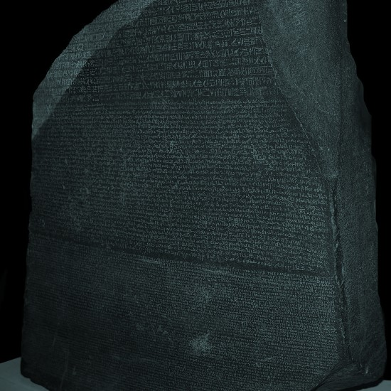 אבן רוזטה: התגלית המקרית שפתחה את השער למצרים העתיקה