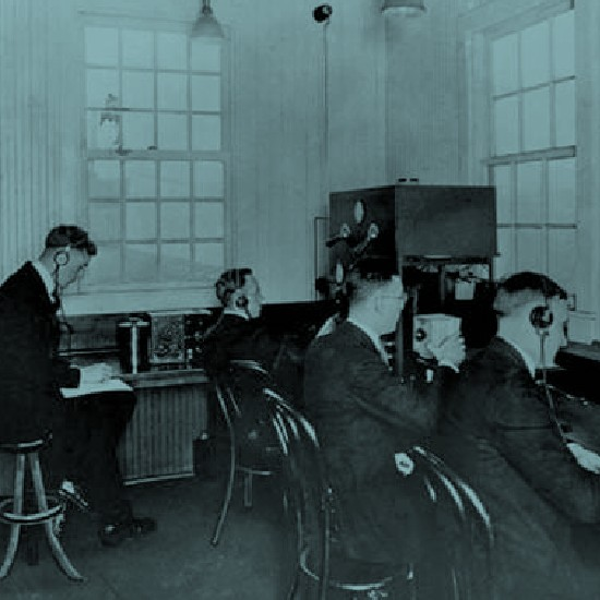 פסקול חדש לקיום: מחשבות על מהפכת הרדיו