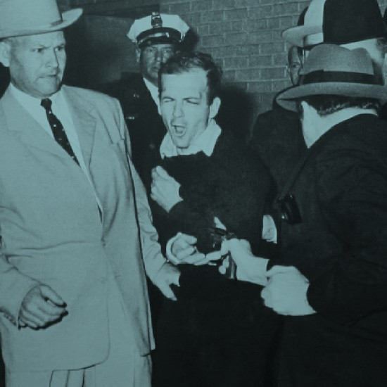 טיפיט, רובי ואיש המטריה: המסתורין שאופף את דמויות המשנה של רצח קנדי