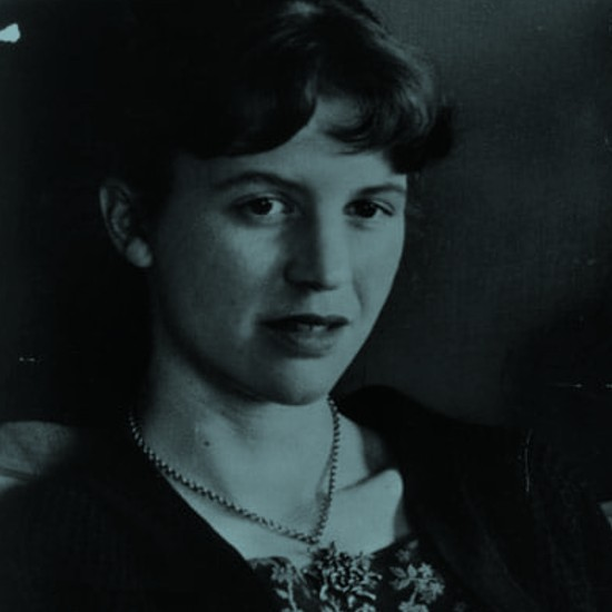 סילביה פלאת': המשוררת שטבעה בים נפשה