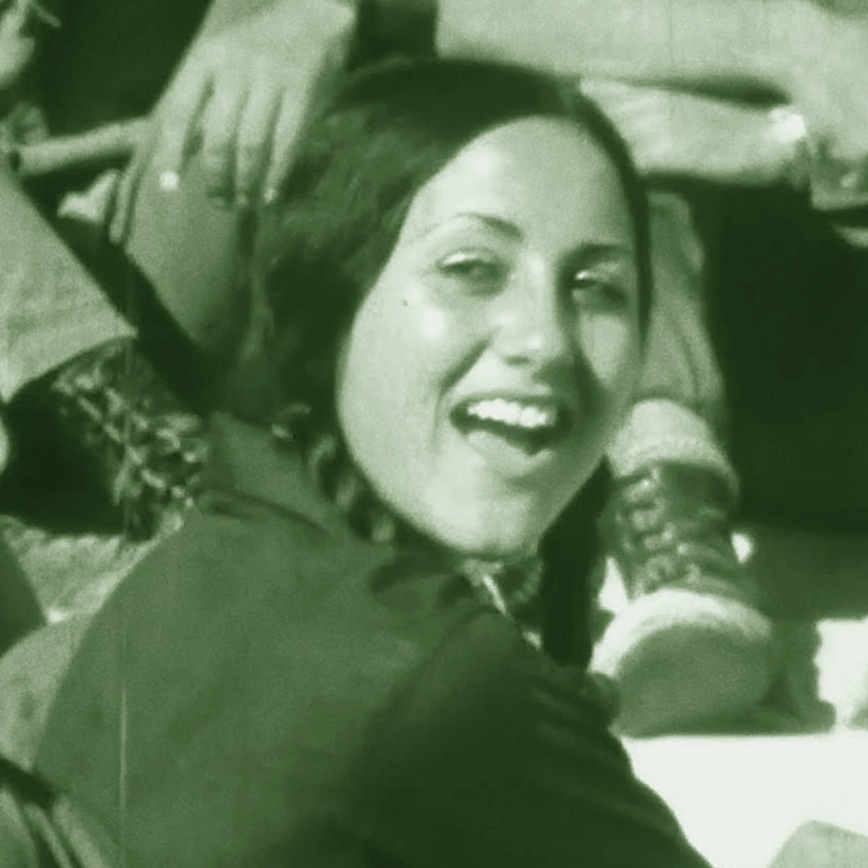 להחזיק את הכל עם פחד ולב שבור