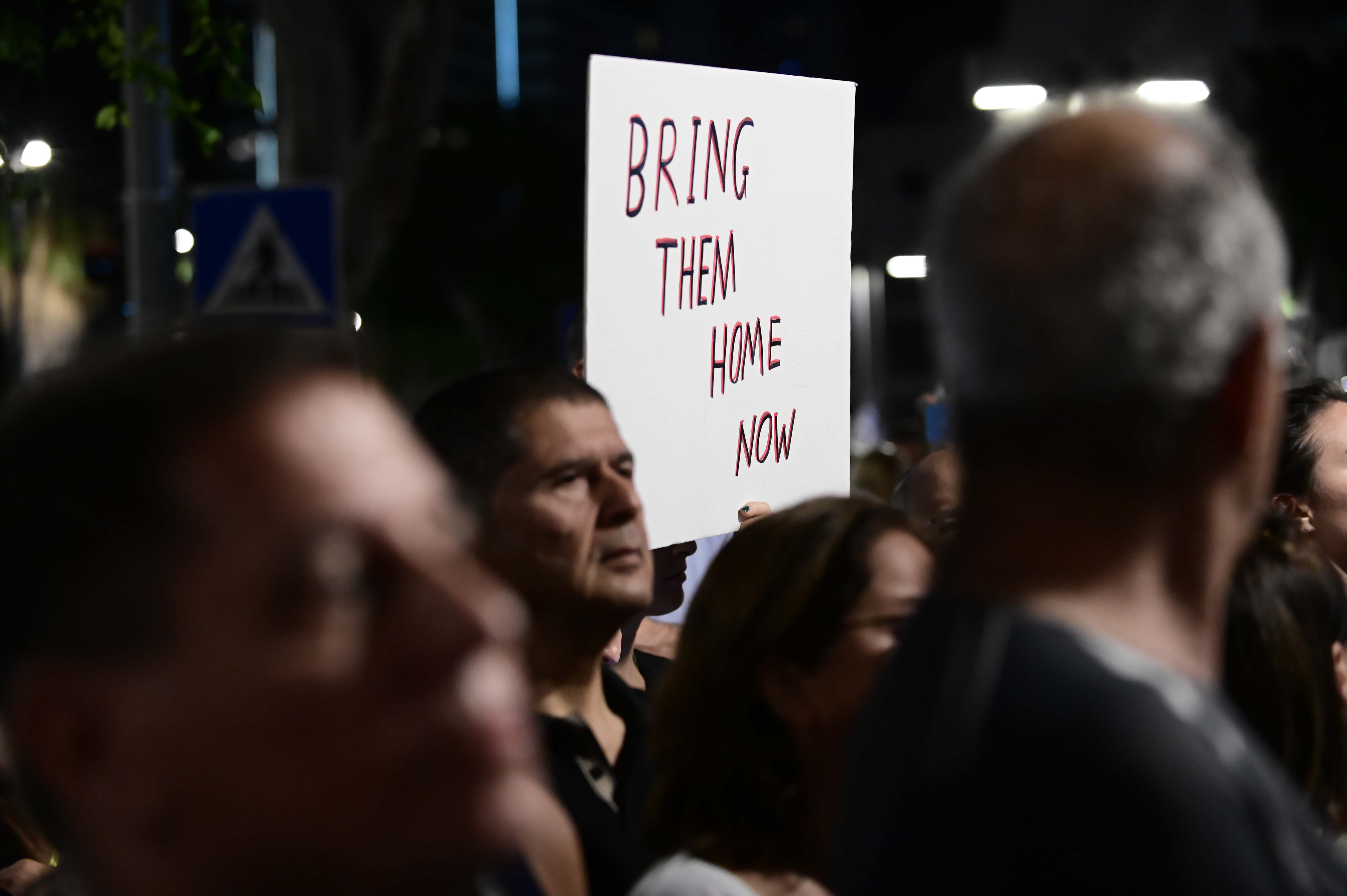 יוני אשר שמשפחתו נחטפה לעזה: "זיהיתי אותם בסרטונים, המיקום של הטלפון בחאן יונס - אף גורם רשמי לא פנה אלי"