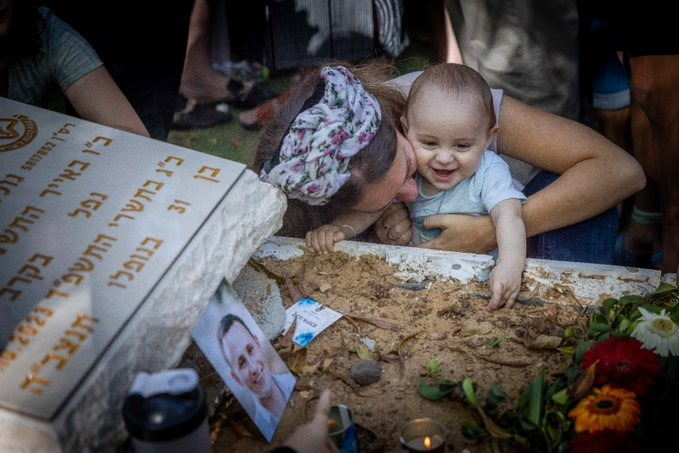 שקד התינוק חייך לתמונה על קבר אביו, שנפל בבארי. אחיו של דוד מאיר: "נצמח מהכאב"