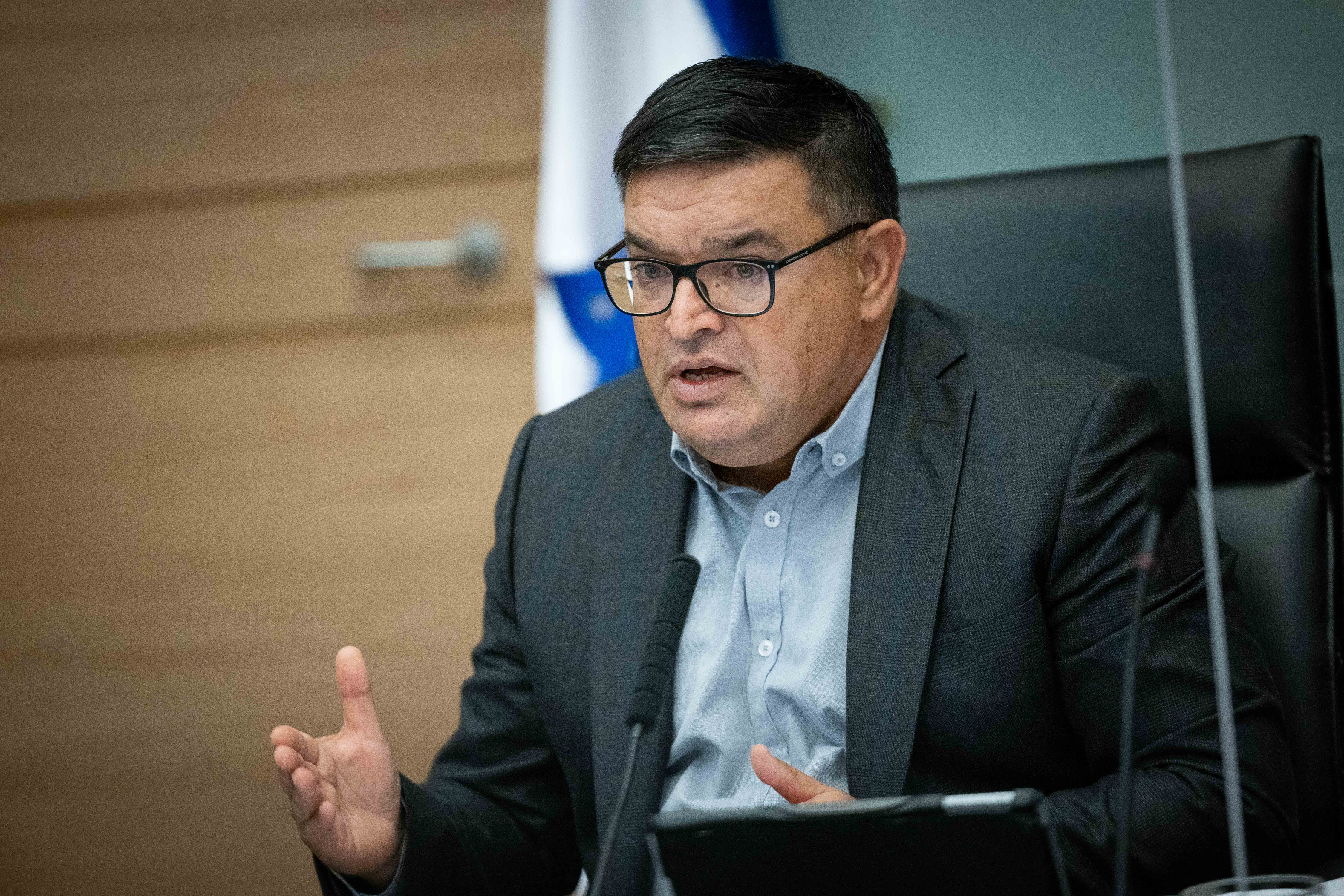 מיכאל ביטון מגיב לסערה: "לא אפיל את הממשלה"