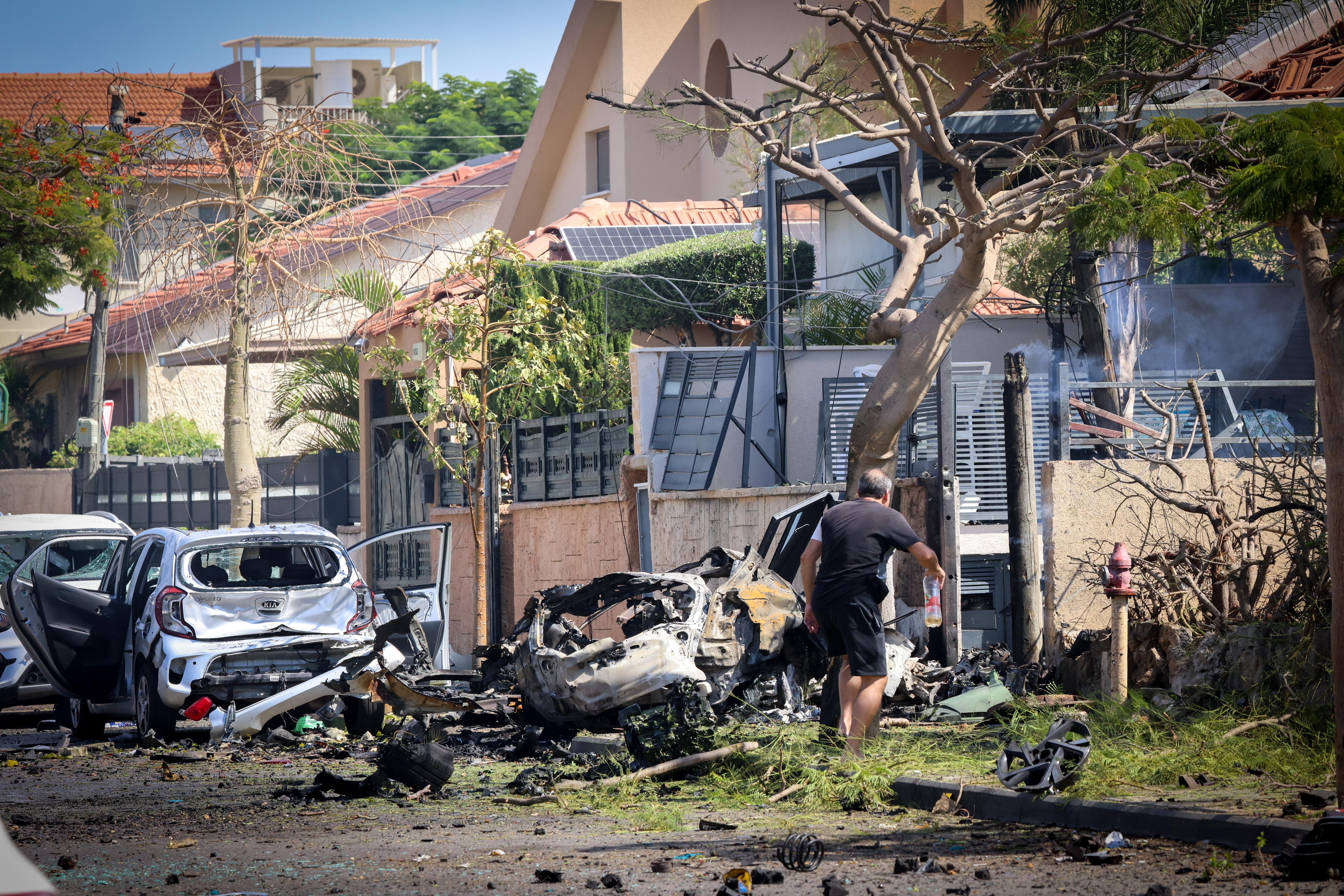 "זיהיתי בסרטון את אשתי ו-2 בנותיי 3 ו-5 בשבי של החמאס - שחררו את הילדים"