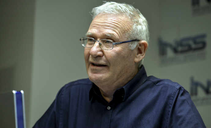 אלוף במיל' עמוס ידלין: ההפגנות מפריעות במלחמה נגד המחלה