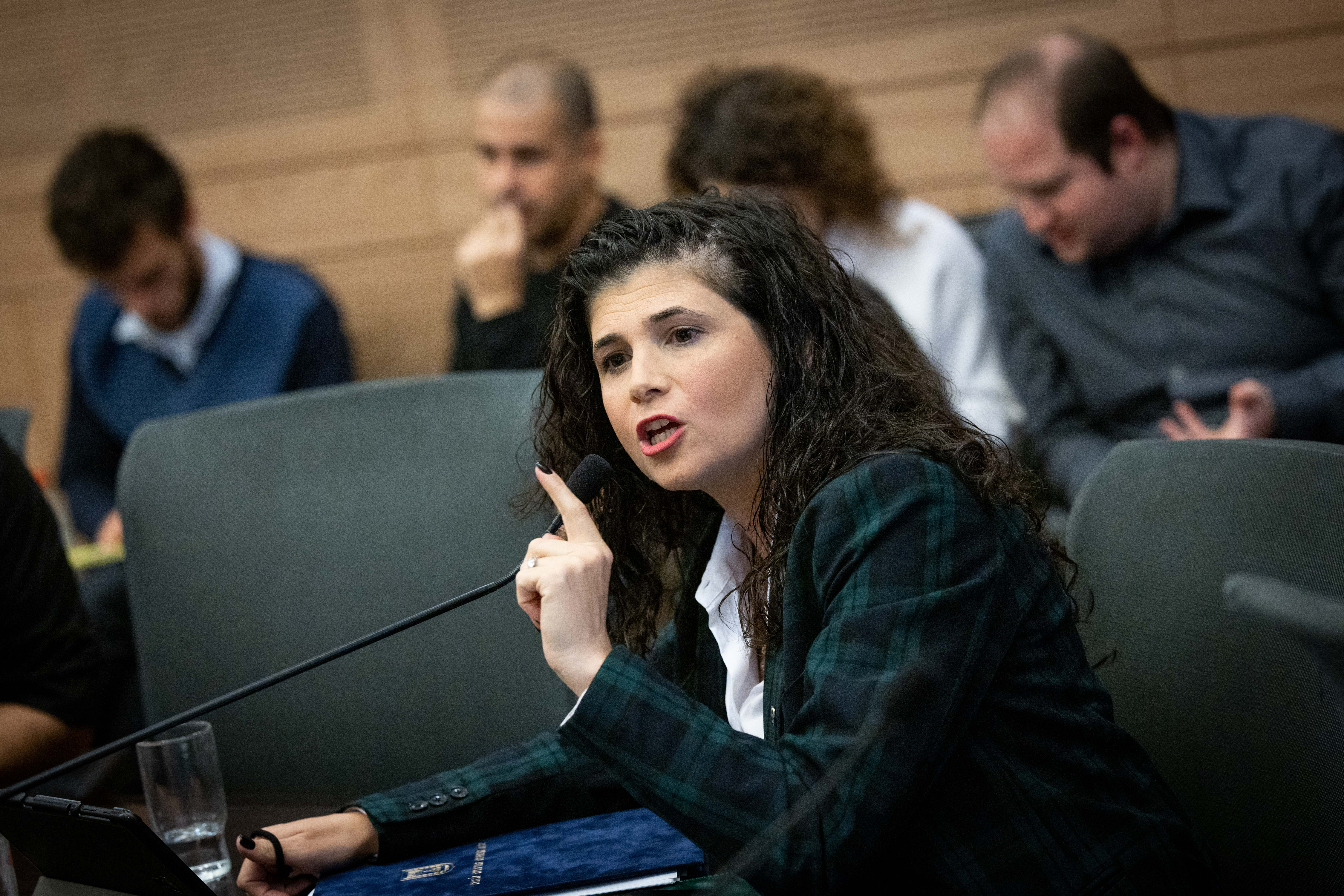 שרן השכל שהגיעה עם בתה למליאה: עד שהרדמתי אותה כדי להצביע לחוק שלי - סגרו את  המליאה
