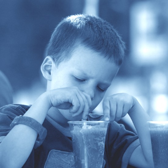 "ילדים שותים 20 כפיות סוכר ביום, כשמומלץ רק 6 כפיות"