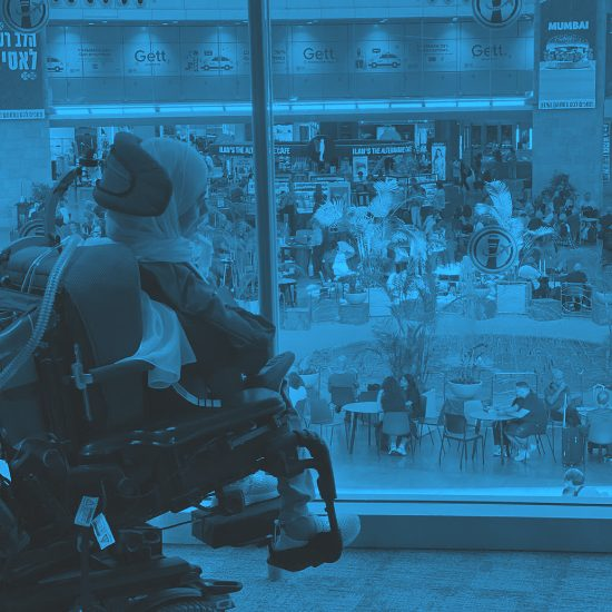 בגלל שכיסא הגלגלים לא נכנס למטוס – נערה עם ניוון שרירים ומשפחתה נשארו בארץ