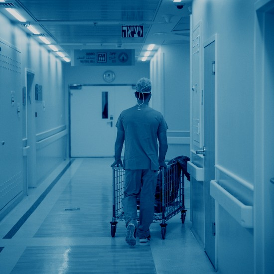 "ניסיתי לצרוח בכול דרך, עמדו לשבור לי את העצמות"