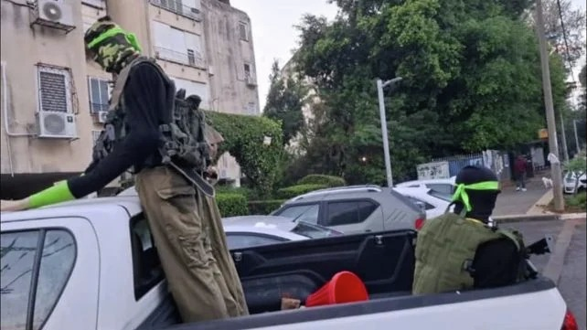 מיצג מחבלי הנוחבה שהבהיל את תושבי כפר סבא: "מחיר העסקה עם חמאס"