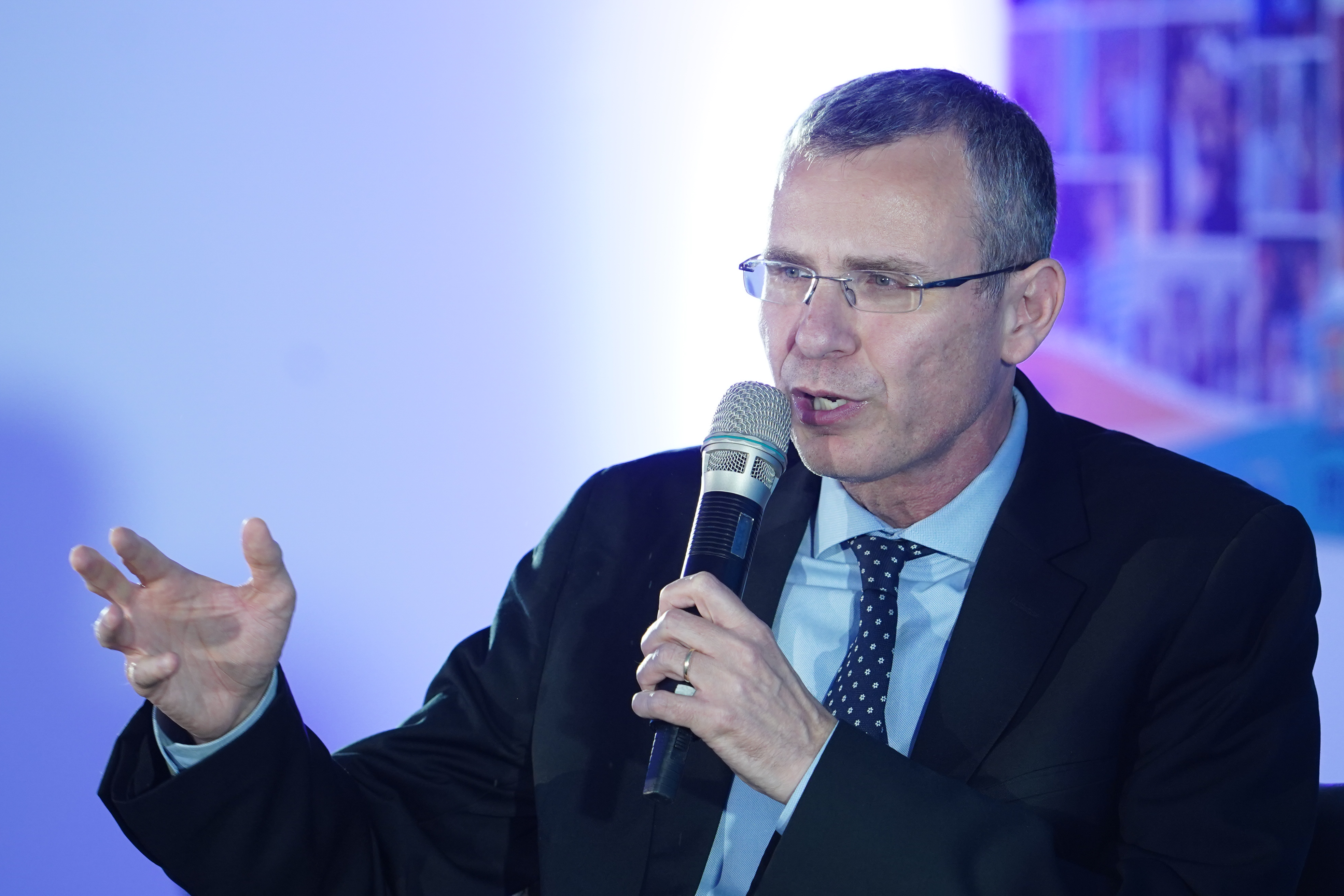 תחרות פופוליזם מהרגע הראשון-  לוין נגד כחול לבן